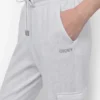 Hoch taillierte, mit Nieten verzierte Slim-Fit-Jogginghose Hoch taillierte, mit Nieten verzierte Slim-Fit-Jogginghose