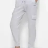 Hoch taillierte, mit Nieten verzierte Slim-Fit-Jogginghose Hoch taillierte, mit Nieten verzierte Slim-Fit-Jogginghose