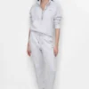 Hoch taillierte, mit Nieten verzierte Slim-Fit-Jogginghose Hoch taillierte, mit Nieten verzierte Slim-Fit-Jogginghose