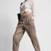 Hoch taillierte, schmal geschnittene Utility-Jogginghose Hoch taillierte, schmal geschnittene Utility-Jogginghose
