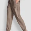 Hoch taillierte, schmal geschnittene Utility-Jogginghose Hoch taillierte, schmal geschnittene Utility-Jogginghose