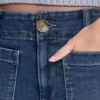 Hohe Leibhöhe, weites Bein mit aufgesetzten Taschen