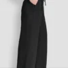 Hose mit Naht und weitem Bein zum Hineinschlüpfen Hose mit Naht und weitem Bein zum Hineinschlüpfen
