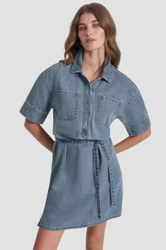 Jeans-Hemdkleid mit Knöpfen an der Front Jeans-Hemdkleid mit Knöpfen an der Front