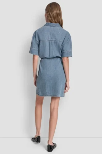 Jeans-Hemdkleid mit Knöpfen an der Front Jeans-Hemdkleid mit Knöpfen an der Front