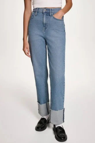 Jeans mit hoher Leibhöhe, geradem Bein, unversäuberten Bündchen und Umschlag