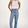 Jeans mit hoher Leibhöhe, geradem Bein, unversäuberten Bündchen und Umschlag Jeans mit hoher Leibhöhe, geradem Bein, unversäuberten Bündchen und Umschlag