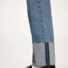 Jeans mit hoher Leibhöhe, geradem Bein, unversäuberten Bündchen und Umschlag Jeans mit hoher Leibhöhe, geradem Bein, unversäuberten Bündchen und Umschlag