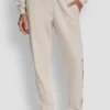 Jogginghose mit hochgeschnittenem Bund, Relaxed Fit und Varisty-Logo aus Strasssteinen Jogginghose mit hochgeschnittenem Bund, Relaxed Fit und Varisty-Logo aus Strasssteinen