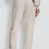 Jogginghose mit hochgeschnittenem Bund, Relaxed Fit und Varisty-Logo aus Strasssteinen Jogginghose mit hochgeschnittenem Bund, Relaxed Fit und Varisty-Logo aus Strasssteinen