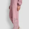 Jogginghose mit hochgeschnittenem Bund, Relaxed Fit und Varisty-Logo aus Strasssteinen Jogginghose mit hochgeschnittenem Bund, Relaxed Fit und Varisty-Logo aus Strasssteinen