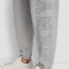 Jogginghose mit hochgeschnittenem Bund, Relaxed Fit und Varisty-Logo aus Strasssteinen Jogginghose mit hochgeschnittenem Bund, Relaxed Fit und Varisty-Logo aus Strasssteinen