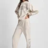 Jogginghose mit hochgeschnittenem Bund, Relaxed Fit und Varisty-Logo aus Strasssteinen Jogginghose mit hochgeschnittenem Bund, Relaxed Fit und Varisty-Logo aus Strasssteinen
