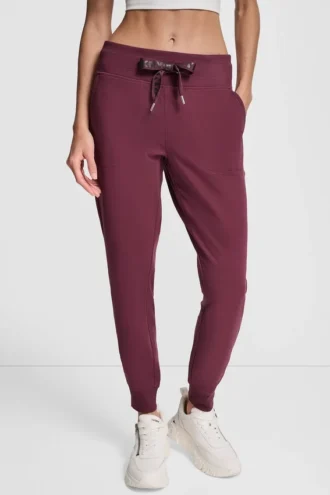 Jogginghose mit hoher Leibhöhe, zweifarbigem Logo und Kordelzug Jogginghose mit hoher Leibhöhe, zweifarbigem Logo und Kordelzug