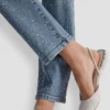 Klassische Straight-Jeans mit hoher Leibhöhe und gemischten Verzierungen Klassische Straight-Jeans mit hoher Leibhöhe und gemischten Verzierungen