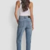 Klassische Straight-Jeans mit hoher Leibhöhe und gemischten Verzierungen Klassische Straight-Jeans mit hoher Leibhöhe und gemischten Verzierungen