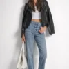 Klassische Straight-Jeans mit hoher Leibhöhe und gemischten Verzierungen Klassische Straight-Jeans mit hoher Leibhöhe und gemischten Verzierungen