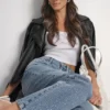 Klassische Straight-Jeans mit hoher Leibhöhe und gemischten Verzierungen Klassische Straight-Jeans mit hoher Leibhöhe und gemischten Verzierungen