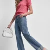 Klassische Straight-Leg-Jeans mit hoher Leibhöhe und Bündchen