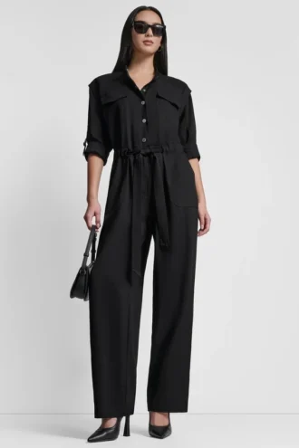 Kragenloser Jumpsuit mit Knopfleiste Kragenloser Jumpsuit mit Knopfleiste