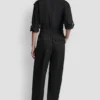 Kragenloser Jumpsuit mit Knopfleiste Kragenloser Jumpsuit mit Knopfleiste