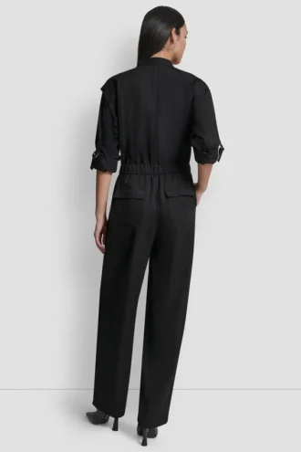 Kragenloser Jumpsuit mit Knopfleiste Kragenloser Jumpsuit mit Knopfleiste