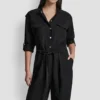 Kragenloser Jumpsuit mit Knopfleiste Kragenloser Jumpsuit mit Knopfleiste