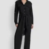 Kragenloser Jumpsuit mit Knopfleiste Kragenloser Jumpsuit mit Knopfleiste