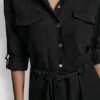 Kragenloser Jumpsuit mit Knopfleiste Kragenloser Jumpsuit mit Knopfleiste
