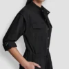 Kragenloser Jumpsuit mit Knopfleiste Kragenloser Jumpsuit mit Knopfleiste