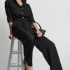 Kragenloser Jumpsuit mit Knopfleiste Kragenloser Jumpsuit mit Knopfleiste