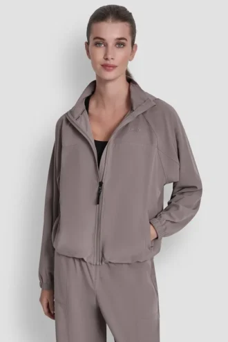 Kurze Kapuzenjacke mit Logo Kurze Kapuzenjacke mit Logo