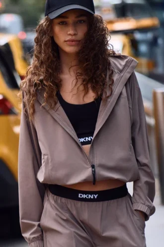 Kurze Kapuzenjacke mit Logo Kurze Kapuzenjacke mit Logo