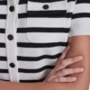 Kurzärmelige gestreifte Polo-Strickjacke Kurzärmelige gestreifte Polo-Strickjacke