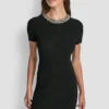 Kurzärmeliges Kleid mit Verzierungen Kurzärmeliges Kleid mit Verzierungen
