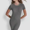 Kurzärmeliges Kleid mit Verzierungen Kurzärmeliges Kleid mit Verzierungen