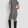 Kurzärmeliges Kleid mit Verzierungen Kurzärmeliges Kleid mit Verzierungen