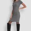 Kurzärmeliges Kleid mit Verzierungen Kurzärmeliges Kleid mit Verzierungen