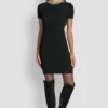 Kurzärmeliges Kleid mit Verzierungen Kurzärmeliges Kleid mit Verzierungen