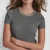 Kurzärmeliges Kleid mit Verzierungen Kurzärmeliges Kleid mit Verzierungen