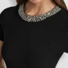 Kurzärmeliges Kleid mit Verzierungen Kurzärmeliges Kleid mit Verzierungen