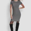 Kurzärmeliges Kleid mit Verzierungen Kurzärmeliges Kleid mit Verzierungen