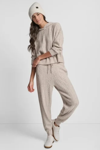 Kuscheliger Pullover mit Zopfmuster als Jogginghose Kuscheliger Pullover mit Zopfmuster als Jogginghose