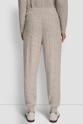 Kuscheliger Pullover mit Zopfmuster als Jogginghose Kuscheliger Pullover mit Zopfmuster als Jogginghose