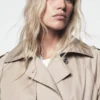 Langer Zweireiher-Trenchcoat mit Gürtel Langer Zweireiher-Trenchcoat mit Gürtel