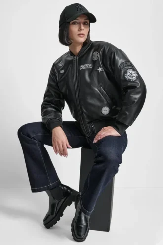 Langärmelige Bomberjacke mit Pins und Aufnähern Langärmelige Bomberjacke mit Pins und Aufnähern