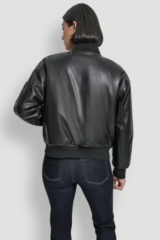 Langärmelige Bomberjacke mit Pins und Aufnähern Langärmelige Bomberjacke mit Pins und Aufnähern