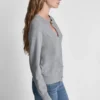 Langärmelige Strickjacke mit Strass-Knöpfen Langärmelige Strickjacke mit Strass-Knöpfen