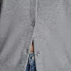 Langärmelige Strickjacke mit Strass-Knöpfen Langärmelige Strickjacke mit Strass-Knöpfen