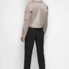 Langärmelige, verkürzte Satinjacke Langärmelige, verkürzte Satinjacke